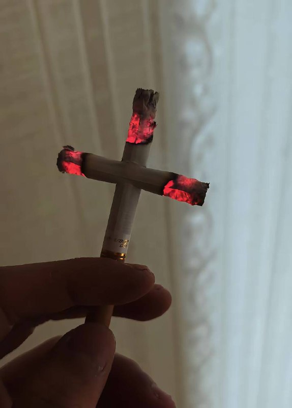 尼古丁的救赎就在其中 #十字架烟￼￼