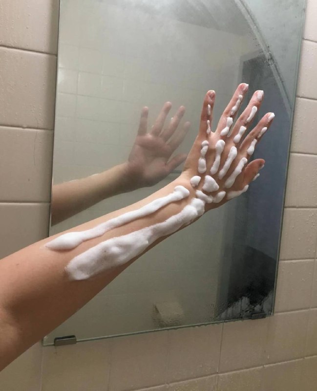 泡沫也能成为艺术日本艺术家 Yuri Sugiura，用浴缸里的泡沫创作出一幅幅艺术作品